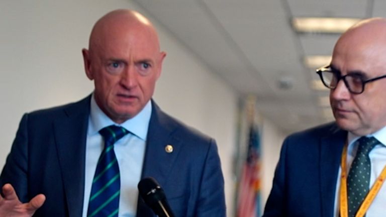 Demokratický senátor Mark Kelly odmítá tvrzení Donalda Trumpa, že íránská jaderná místa byla „vyhlazena“.