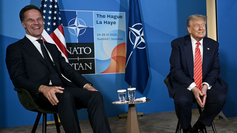 Generální tajemník NATO Mark Rutte, vlevo, setkává se s prezidentem Donaldem Trumpem, centrem, ministrem zahraničí Marco Rubio a ministrem obrany Pete Hegseth, vpravo, při příležitosti summitu NATO v Haagu, Nizozemsko, středa 25. června 2025.
