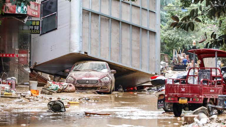 Debris je zobrazen na ulici poté, co povodňové vody ustoupily v kraji Rongjiang, provincie Guizhou, Čína 25. června 2025. Cnsphoto přes agenturu Reuters
