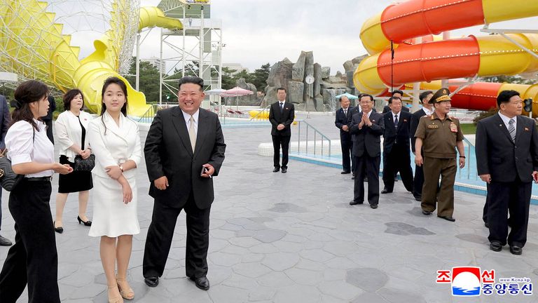 Kim Jong Un a jeho dcera Kim Ju Ae navštěvují vodní park v rámci oslav.  Pic: KCNA/Reuters