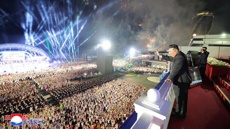 Kim Jong Un vlny během obřadu na oslavu dokončení turistické zóny Wonsan Kalma.  Pic: KCNA/Reuters