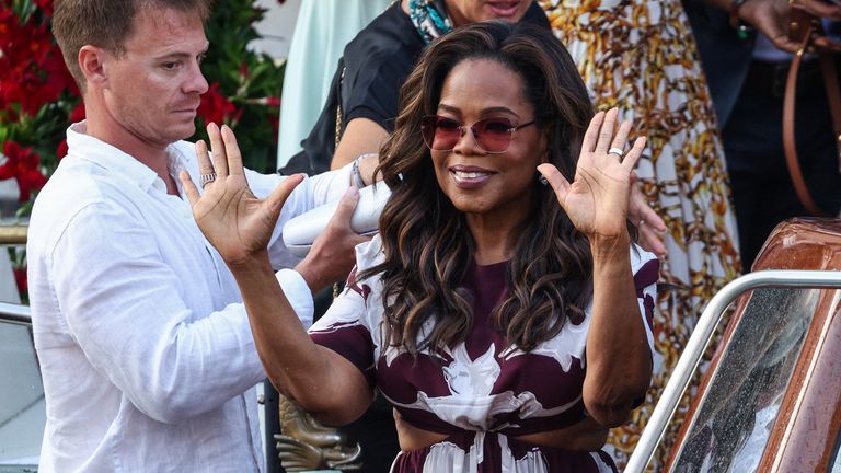 Gesta Oprah Winfrey poblíž hotelu Gritti Palace Hotel, před svatbou zakladatele Amazonu Jeff Bezos a Lauren Sanchez v Benátkách, Reuters