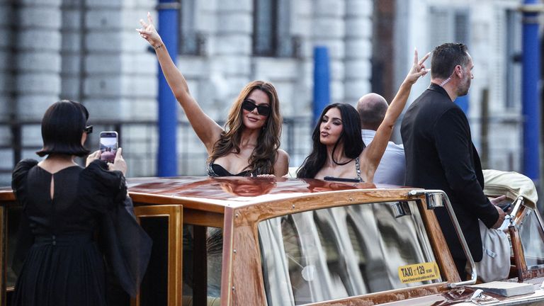 Kris Jenner vyfotí Khloe Kardashian a Kim Kardashian na lodi, před svatbou zakladatele Amazonu Jeff Bezos Reuters 