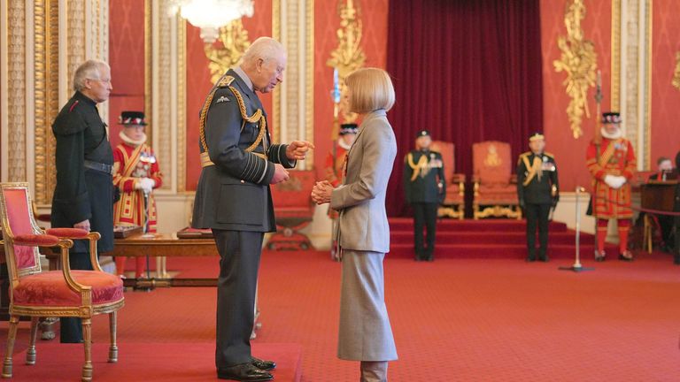Dame Anna Wintour je učiněna čestným společníkem krále Charlese v Buckinghamském paláci.  Pic: Pa