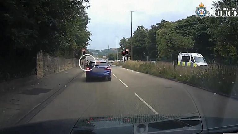 Dashcam záběry ukazuje Alice, její matka a bratr přecházející po silnici, než byla zasažena