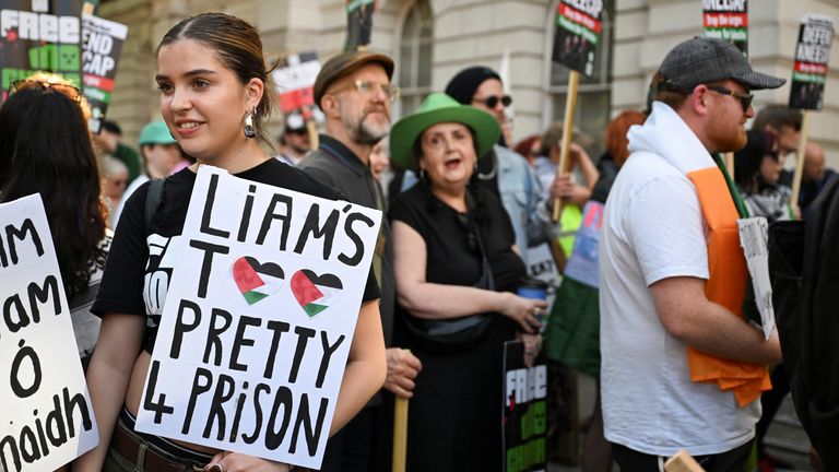 Demonstranti se shromažďují mimo soud Westminster Magistrates ', před příjezdem člena Kneecap Liam O'Hanna, známý také jako Liam Og O Hanna