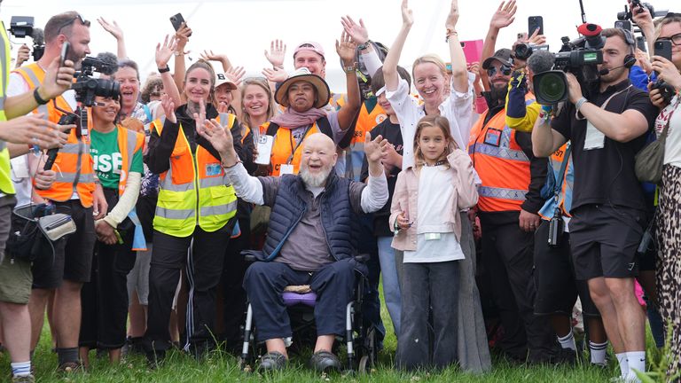 Spoluzakladatel Glastonbury Sir Michael Eavis a jeho dcera Emily jako festival se otevírá pro rok 2025. Obrázek: PA