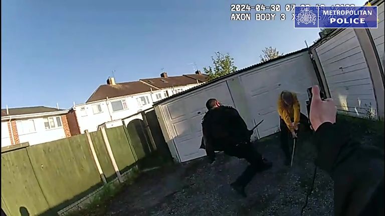 Důstojníci se pokusili zatknout Monzo, postřikovat pepřový sprej a pokusit se ho udeřit obušek. Pic: Met Police