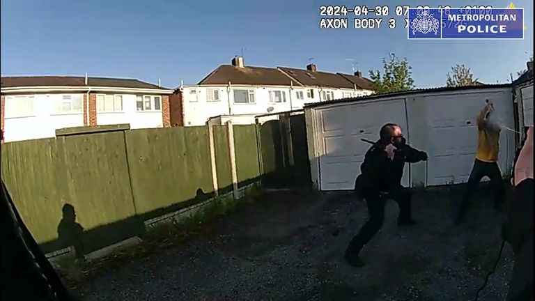 Inspektor Moloy Campbell byl na HND sekání, když zvedl obušek proti Monzovi. Pic: Met Police