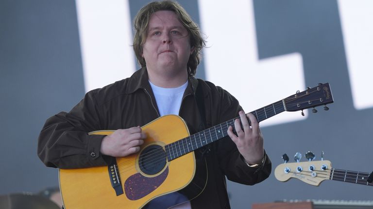 Lewis Capaldi vystupuje na pyramidové scéně v Glastonbury. Pic: Yui Mok/PA
