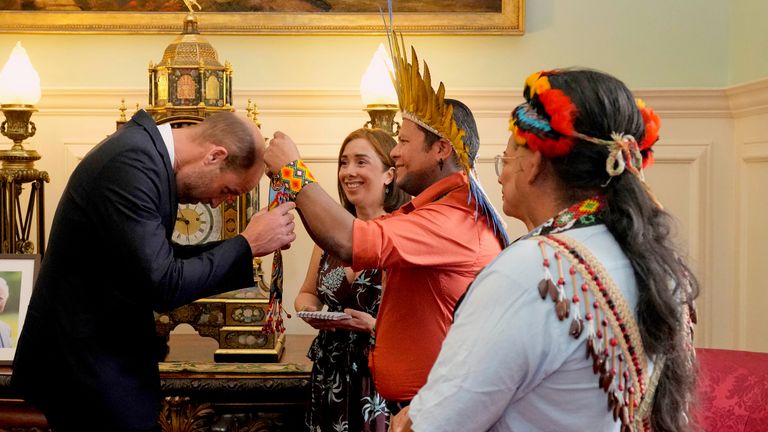 Princ William obdrží dar od Kleber Karipuna, domorodého vůdce lidí Karipuna z Amapy.  Pic: Ap