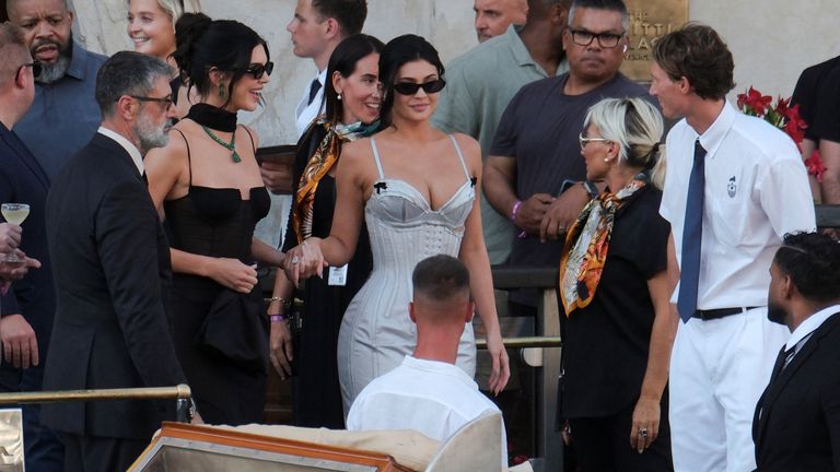 Kendall Jenner a Kylie Jenner opustí palác Gritti. Pic: Reuters