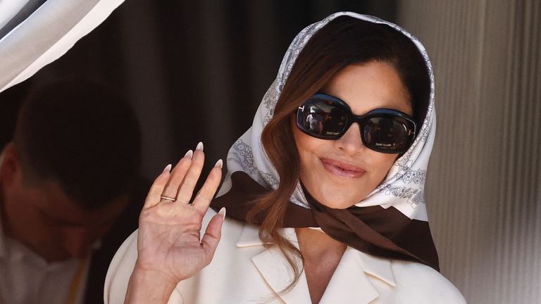 Lauren Sanchez opouští hotel Aman Venice Hotel.  Pic: Reuters