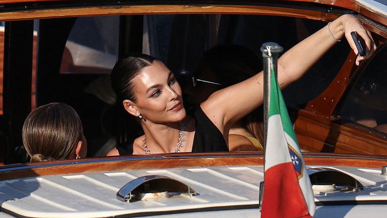 Supermodel Vittoria Ceretti si vezme selfie druhý den svatebních slavností. Pic: Reuters