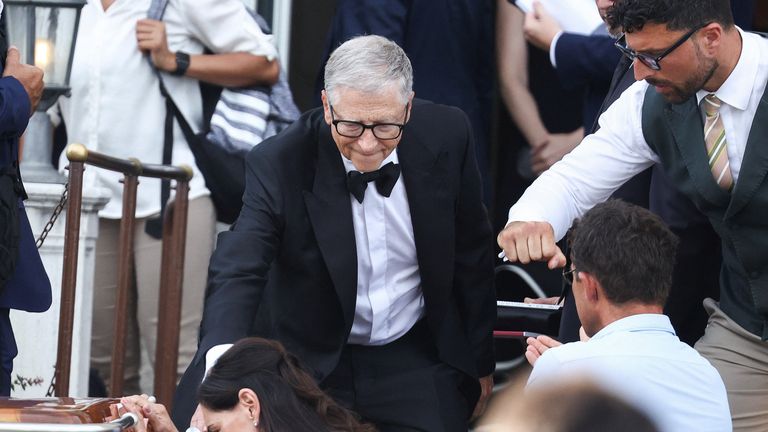 Bill Gates opouští hotel St. Regis. Pic: Reuters