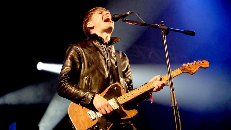 Franz Ferdinand provádí tajný koncert na scéně parku během jednoho dne festivalu Glastonbury, Somerset. Obrázek: Yui mok/ pa