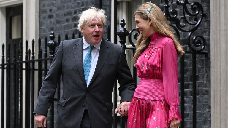 Carrie a Boris Johnson mimo číslo 10 Downing Street po jeho rezignaci v roce 2022. Obrázek: PA