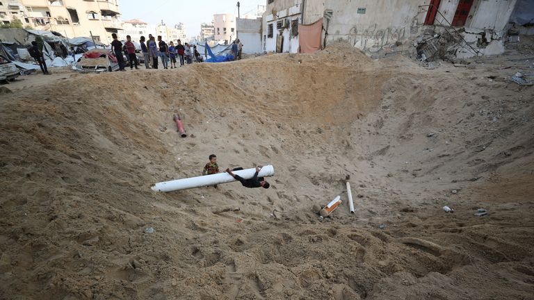 Palestinci se shromažďují v místě stanu, který zasáhl izraelskou stávku.  Pic: Reuters/Mahmúd Issa