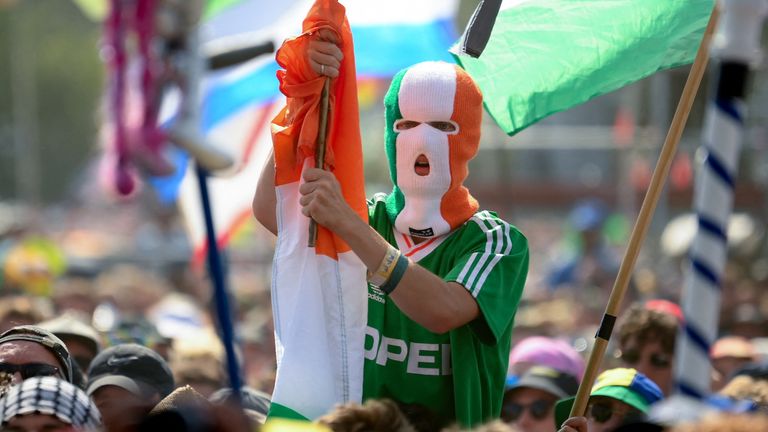 V barvách irské vlajky nosí reveler Balaclavu. Pic: Reuters