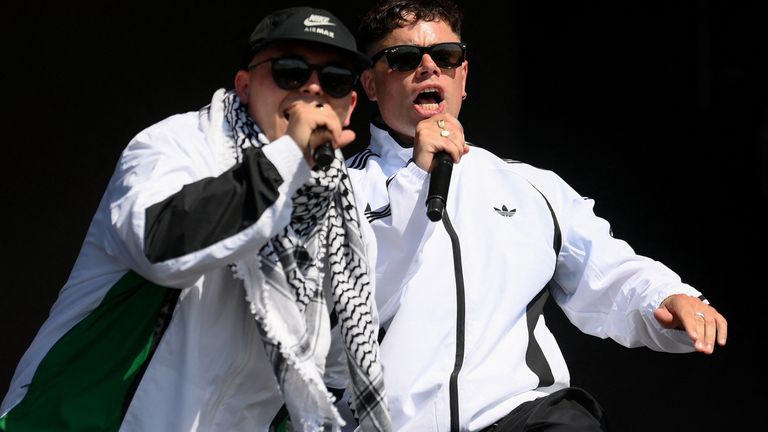 Moglai Bap a Mo Chara z Kneecap vystupují v Glastonbury. Pic: Reuters
