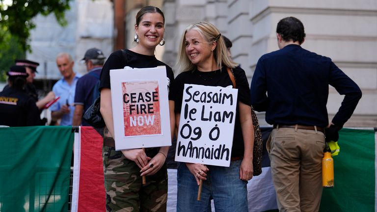 Příznivci Kneecapova Liam Og O Hannaidh mimo Magistrátní soud Westminster v Londýně, kde se zdá, že je obviněn z teroristického přestupku. 27letý muž z Belfastu, který vystupuje pod názvem jeviště Mo Chara a je také známý jako Liam O'Hanna, byl obviněn z teroristického trestných činů týkajícího se zobrazení vlajky na podporu Hizballáhu na koncertu na O2 fóru v Kentish Town 21. listopadu. Foto kredit by měl číst: Jordan Pettitt/PA Wire