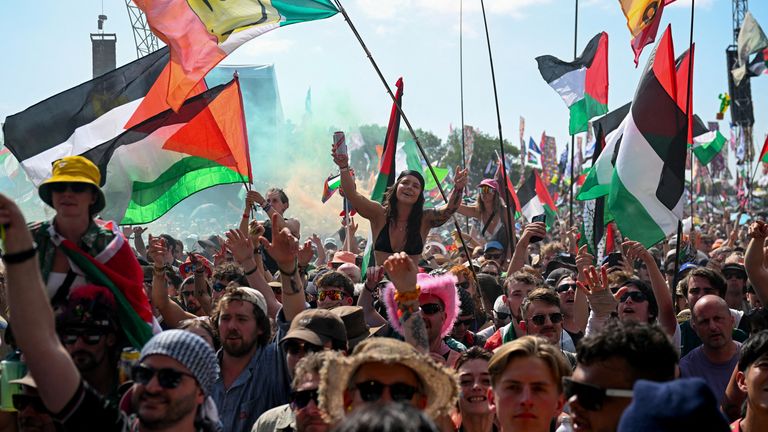 Dav a vlajky v Glastonbury. Pic: Reuters