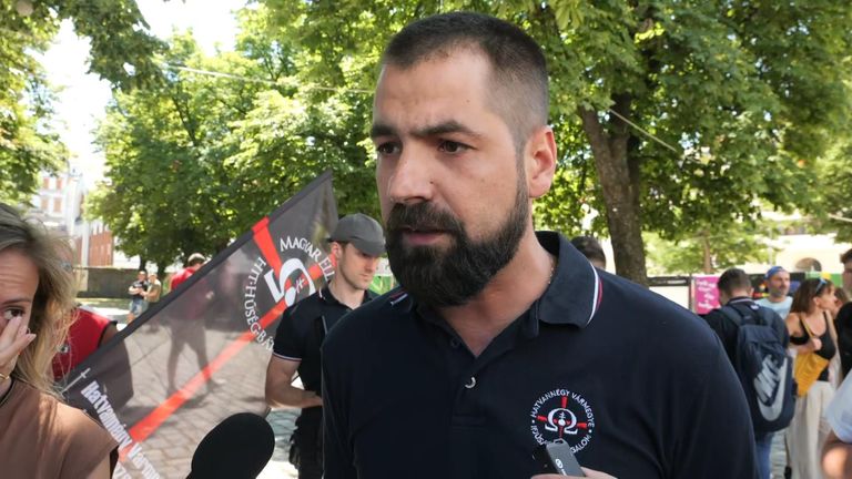 Gabor Kelemen, člen 64 hrabství mládežnické hnutí - mluvící na pochodu Pride v Maďarsku Budapešti. 