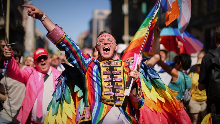 Účastník Pride March Cheers v Budapešti v Maďarsku, sobota 28. června 2025. (AP Photo/Rudolf Karancsi)