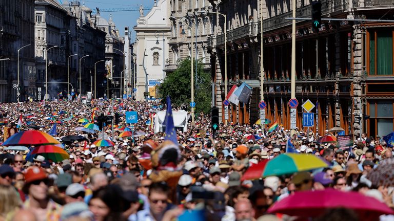 Lidé navštěvují pochod Budapešť Pride v Budapešti v Maďarsku, 28. června 2025. Reuters/Lisa Leutner