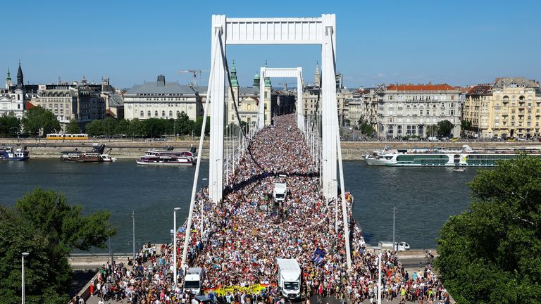 Lidé kříží most Elisabeth během pochodu Budapešť Pride v Budapešti v Maďarsku, 28. června 2025. Reuters/Bernadett Szabo
