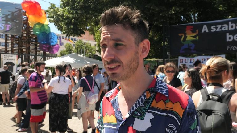 aktivista Adam Kanicsar mluví na pochodu Pride v Budapešti v Maďarsku