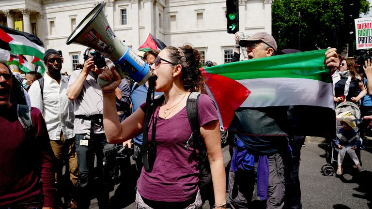 Lidé se účastní demonstrace na náměstí Trafalgar v Londýně na podporu Palestinské akce.  Pic: Pa