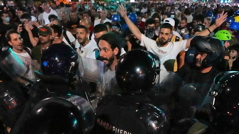 Policie Riot blokuje protivládní protestující. Pic: Ap