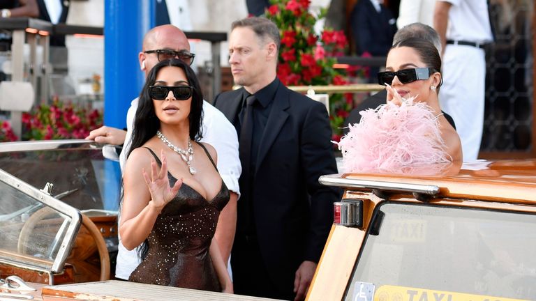 Kim Kardashian, vlevo a Khlo .. Kardashian nechává hotel před očekávanými svatebními oslavami Jeffa Bezose a Lauren Sanchez v Benátkách v Itálii, pátek 27. června 2025. (AP Photo/Luigi Costantini)