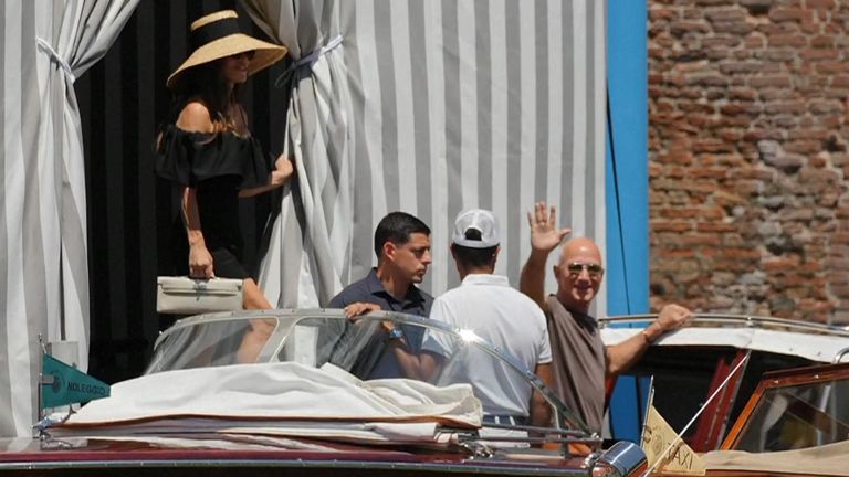 Jeff Bezos & Lauren Sánchez vstoupí na loď v Benátkách po svatbě po svatbě