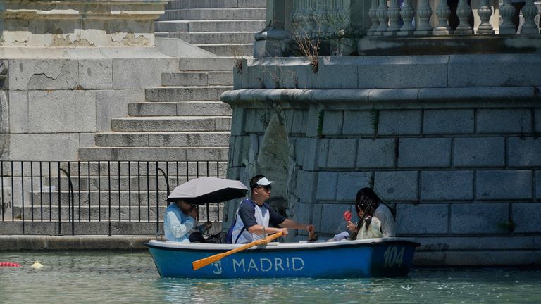 Turisté v Retiro Parku v Madridu v sobotu. Pic: Ap