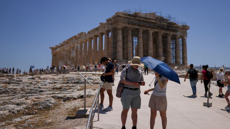 Turisté bojují v pátek v Parthenonu v Parthenonu v Parthenonu. Pic: Reuters