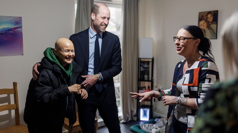 Princ z Walesu s obhájcem domova Gail Porter, když se setkávají s obyvatelem, který se stěhuje do jednoho z 31 nově zařízených domů v Aberdeenu.  Pic: Pa
