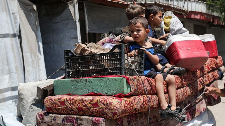 Dítě vypadá, že Palestinci utíkají ze svých domovů svými věcmi poté, co izraelská armáda vydala příkazy k evakuaci v Gaza City v červnu 
