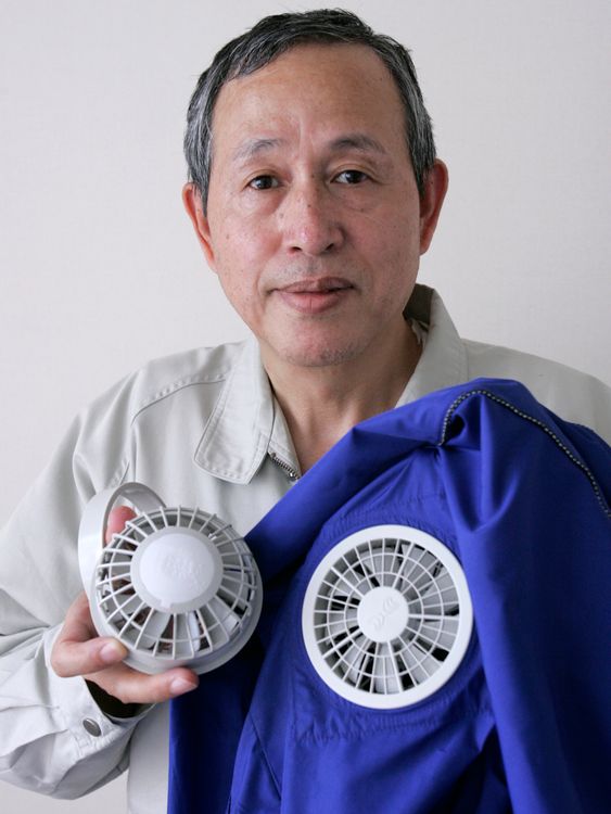 Ichigaya Hiroshi na obrázku s časným prototypem jeho fanouškovské bundy. Pic: Reuters