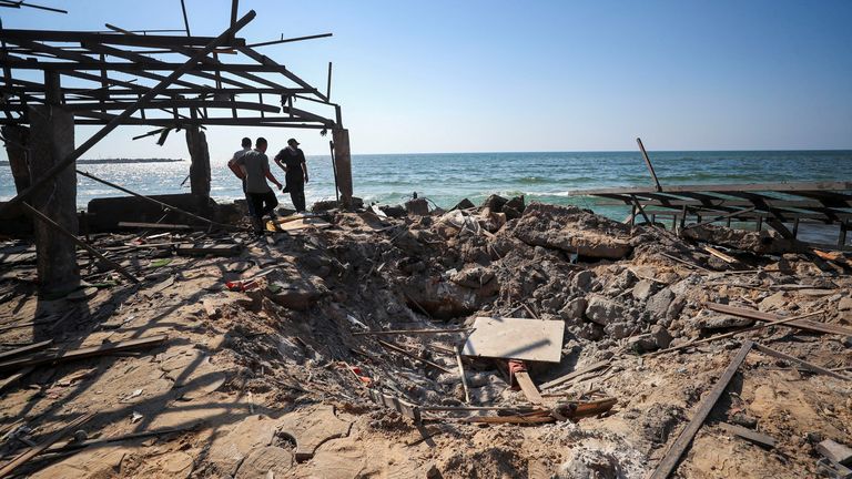 Palestinci kontrolují místo izraelského leteckého úderu na Al-Baqa Cafeteria. Pic: Reuters