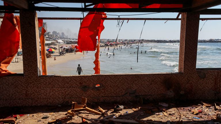 Následky izraelského leteckého úderu na kavárně Al-Baqa v Gaza City. Pic: Reuters