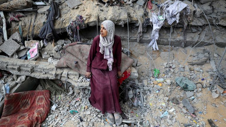 Palestinská žena sedí uprostřed poškození u školního úkrytu UNRWA vysídlených lidí. Pic: Reuters
