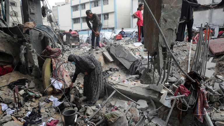 Palestinci kontrolují škodu při úkrytu UNRWA, která se ukryla vysídlená lidmi, která byla zasažena izraelským leteckým stávkem v Gaze.  Pic Reuters