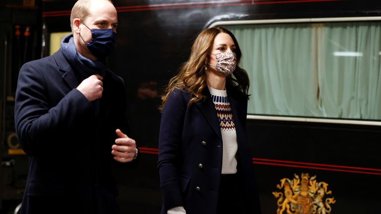Vévoda a vévodkyně z Cambridge dorazí na stanici Manchester Victoria během The Royal Train Tour