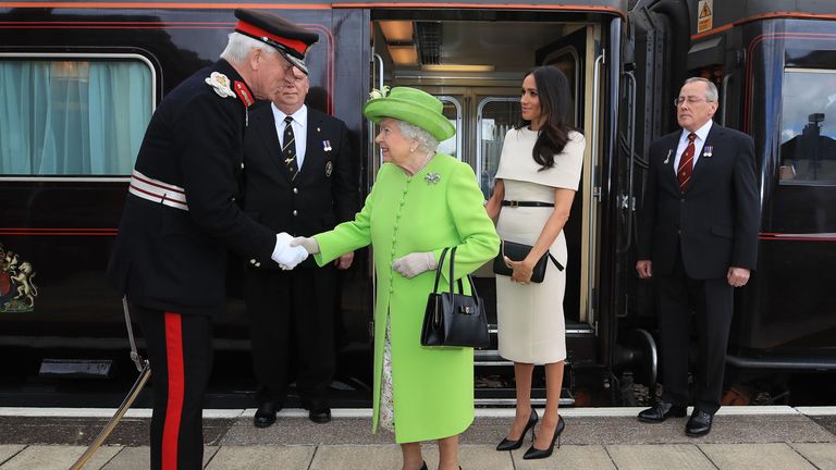 Královna a vévodkyně ze Sussexu dorazí Royal Train na stanici Runn Station.  Pic pa