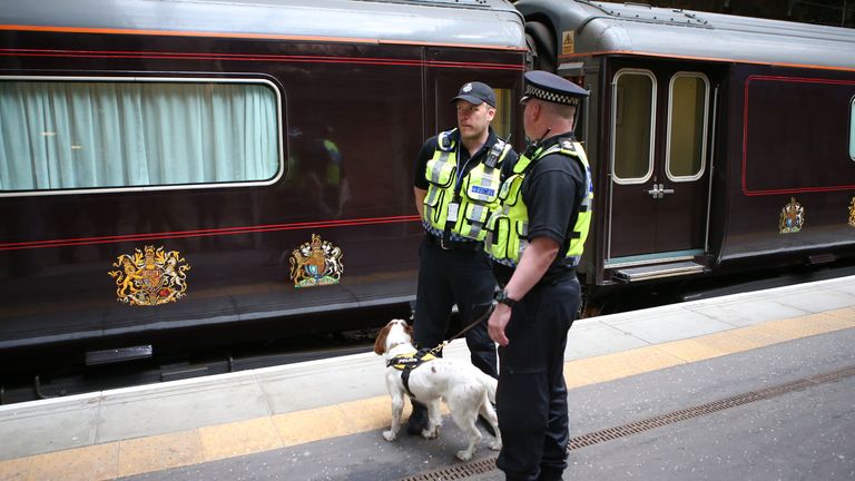 Policie stojí u královského vlaku na stanici Waverley v Edinburghu.  Pic pa
