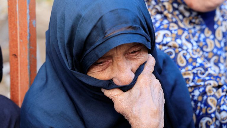 Žena reaguje po smrti Palestinců po údajném izraelském požáru poblíž distribučního místa v Rafahu