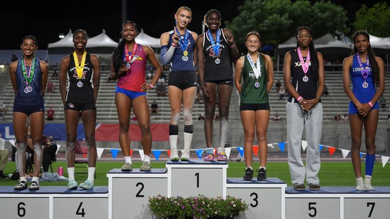 AB Hernandez sdílí první místo na pódiu s Kira Gant Hatcher během obřadu Triple Jump Medaile. Pic: Ap