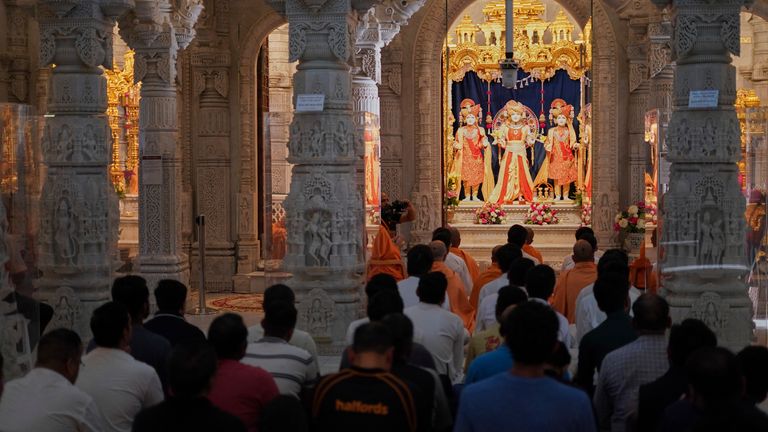 Lidé se účastní modlitb v chrámu Hindu Neasden v Londýně ve čtvrtek 12. června 2025 za oběti havárie letadla Air India. Pic: Ap 